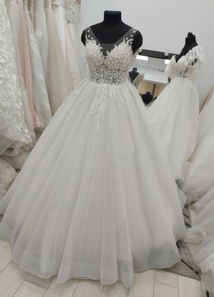 Біла весільна сукня