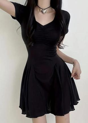 Черное платье.