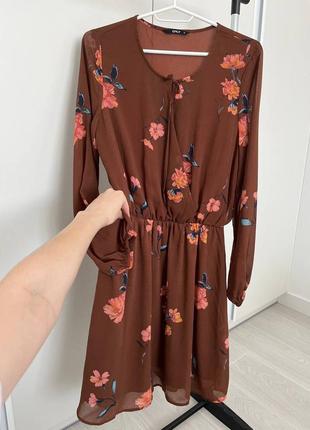 Шифоновое летнее короткое платье коричневого цвета в цветы