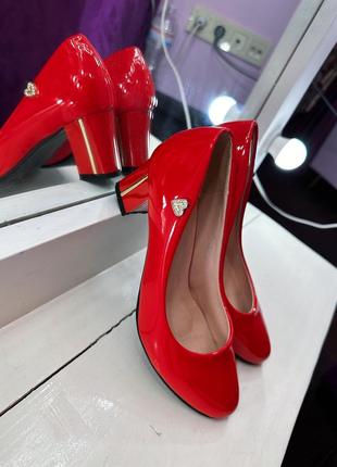 Красные туфли 38 р классические 24,5 - 25см невысокий каблук с кругом носком стильные не дорого