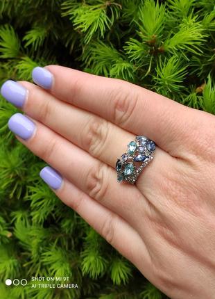 Кольцо с голубими камнями.