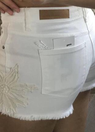Новые белые шорты с вышивкой сбоку