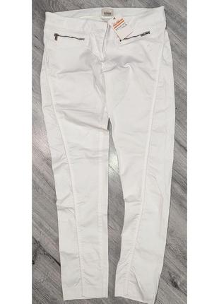 Новые летние фирменные белые бэлые джинсы прямые брюки штаны
