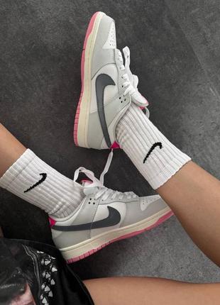 Женские кроссовки серые с розовымnike sb dunk
 «&nbsp;light grey / pink&nbsp;» premium