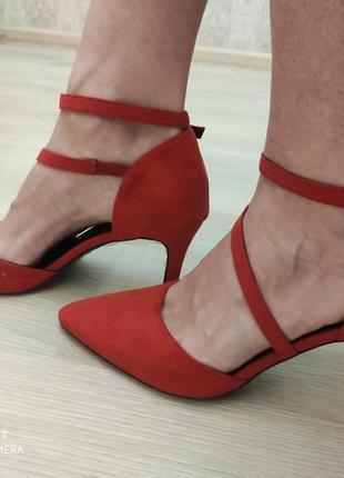 Туфли красного цвета 💯 хит сезона, новые, подошва ещё заклеена пленкой, идеальные на ножке