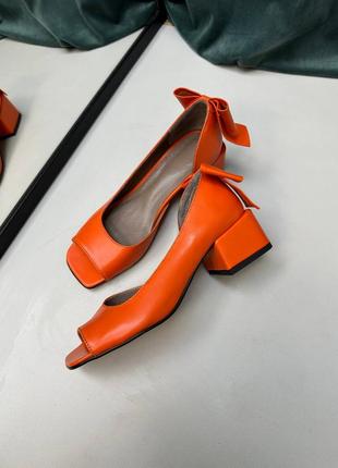 Оранжевые яркие кожаные туфли босоножки с бантиком на удобном каблуке