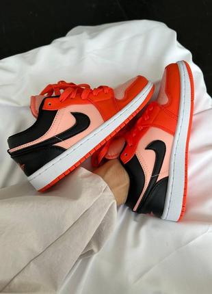Жіночі кросівки помаранчеві з чорним nike air jordan 1 low « orange / black »