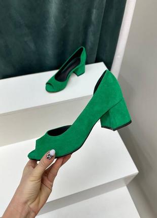 Зеленые замшевые классические туфли с открытыми пальчиками