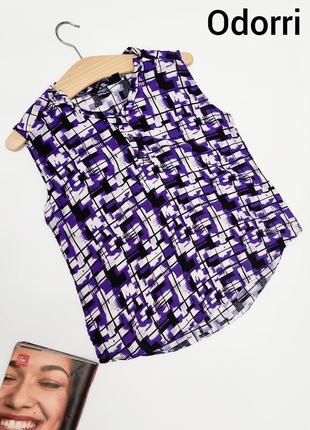 Женская сиреневая блуза в геометрический принт с пуговицами от бренда odorri