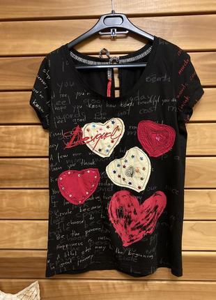 Чорна футболка з сердечками з бавовни та віскози