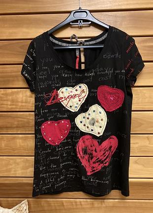Чорна футболка з сердечками з бавовни та віскози