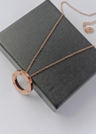 Брендовая подвеска в стиле карье с камнями