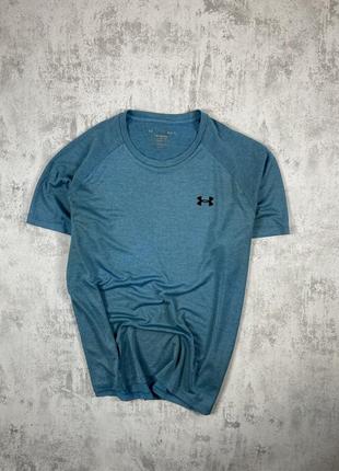 Under armour: спортивная футболка в голубом исполнении