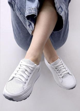Белые женские перфорированные кроссовки