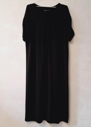 Черное платье, стягивающееся спереди