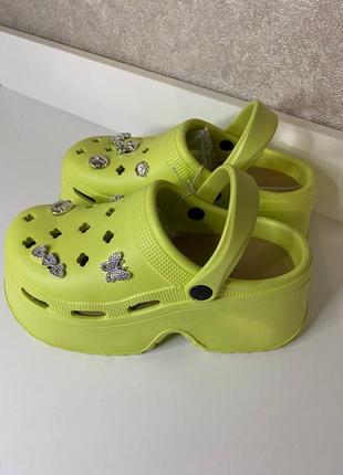 Крутейшие женские салатовые кроксы 🐸