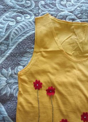 Жовта жіноча майка з аплікацією червоні квіти5 фото