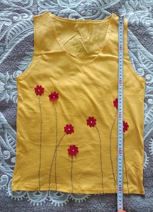 Жовта жіноча майка з аплікацією червоні квіти6 фото