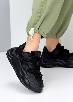 Класні чорні кросівки з об'ємною шнурівкою