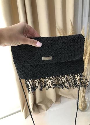 Стильная маленькая плетеная сумочка