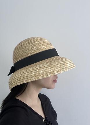 Карелюх бежевий з бантом чорним елегантна шляпа бежева шляпка в стилі одрі хепберн