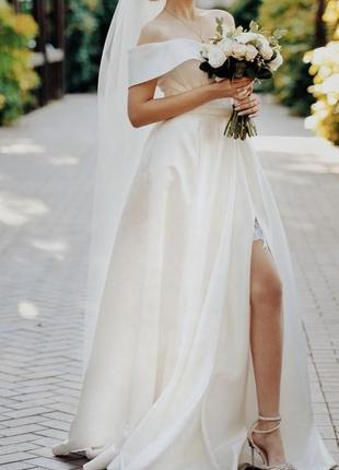 Шикарне весільне плаття для щасливої нареченої