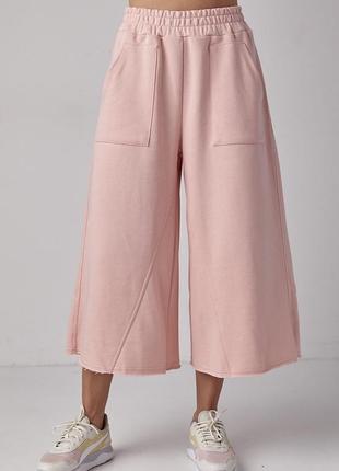 Хлопковые трикотажные брюки кюлоты с накладными карманами пудровые розовые