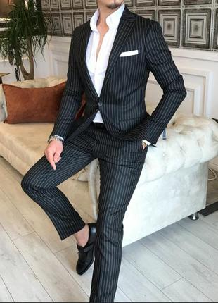 Черный классический деловой мужской костюм в полоску