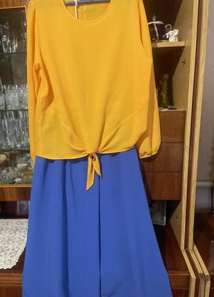 Стильная юбка миди и две блузки в комплекте