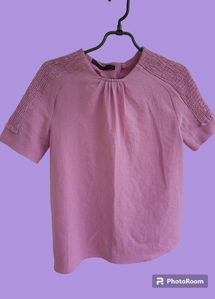 Очень красивая розовая футболка жатка от zara с интересной спинкой
