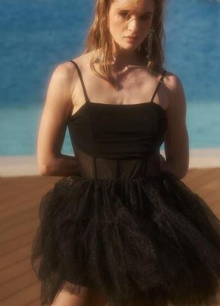 Пышное черное фатиновое платье с корсетом