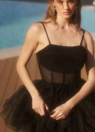 Пышное черное фатиновое платье с корсетом