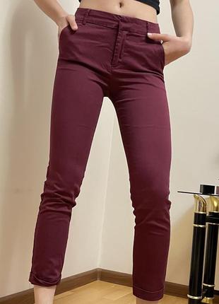 Бордовые джинсы