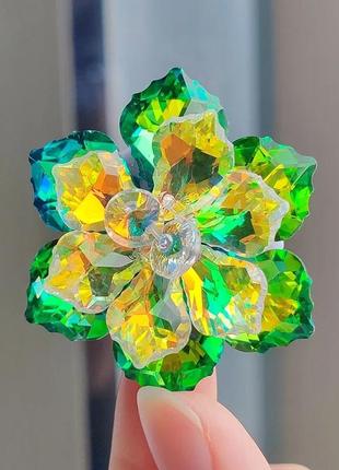 Брошь - цветок из кристаллов, зелёная и разноцветная.