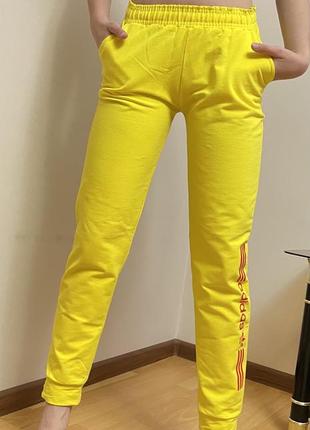 Желтые тоненькие спортивные штаны