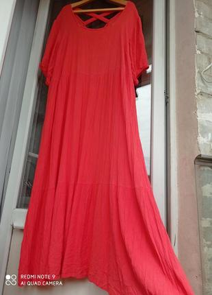 Шикарное длинное платье кораллового цвета с переплетением на спинке