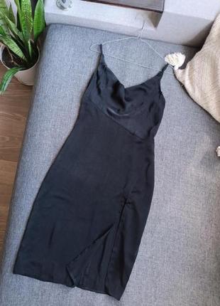 Черное сатиновое платье на тонких брителях с разрезом сбоку
