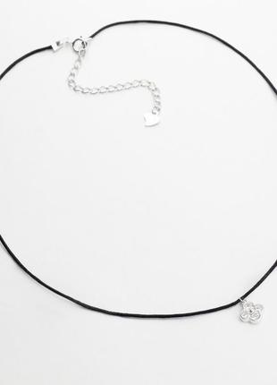 Колье с шелковым шнурком с клевером из серебра, размер 38 см x 0,2 см, вес: 1.3 г