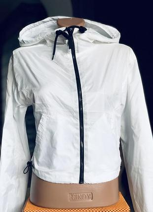 Вітровка жіноча