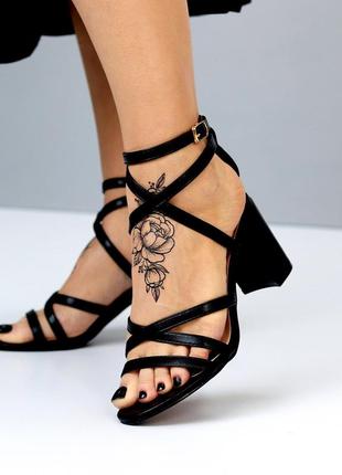 Шикарные босоножки, острый открытый носок на каблуку, с плетением, переплеты в черном цвете и размер