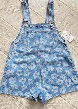 Комбинезон с короткими шортами