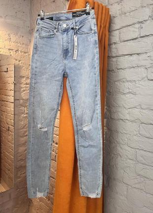 Джинси скінні