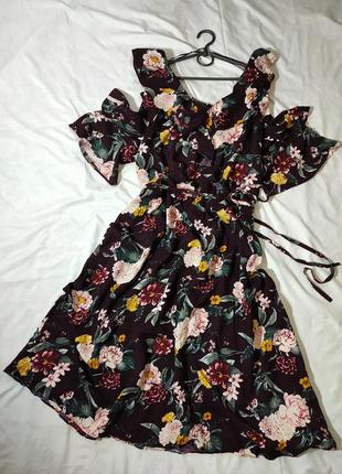 Сукня в квітковий принт з відкритими плечима