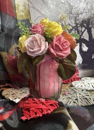 Невеличкий букетик з мильних троянд в скляній вазочці