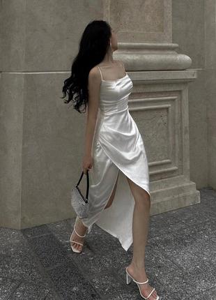 Довга атласна сукня на бретелях ефектний виріз на нозі