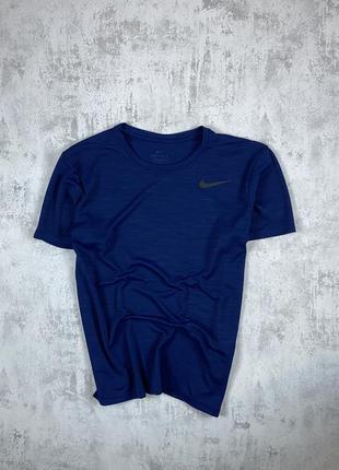 Надень силу: темно-синяя спортивная футболка nike