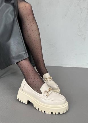 Жіночі шкіряні стильні лофери, туфлі молочного, світло бежевого кольору на товстій підошві з натуральної шкіри