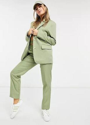Костюм брючный от bershka, брюки с двойной талией оливково-зеленого цвета