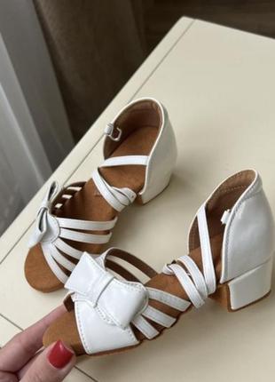 Белые танцевальные туфли