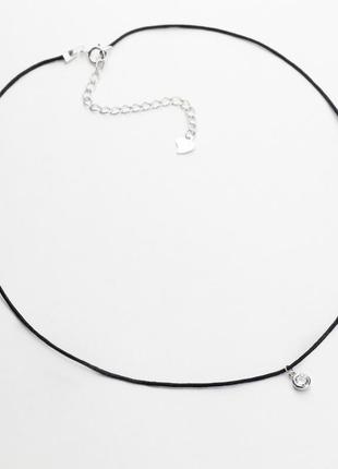 Колье с шелковым шнурком и серебряной подвеской с фианитом, размер 38 см x 0,2 см, вес: 0.9 г